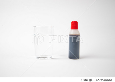 うがい薬とコップ A cup with a gargle  65958888