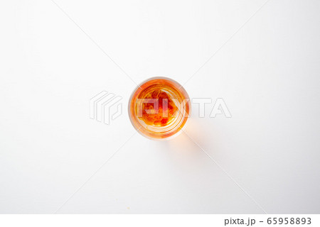 うがい薬とコップ A cup with a gargle  65958893