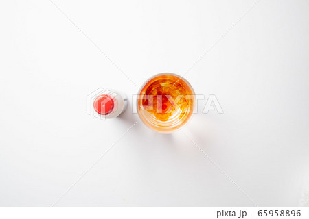 うがい薬とコップ A cup with a gargle うがい薬とコップ A cup with a gargle 65958896