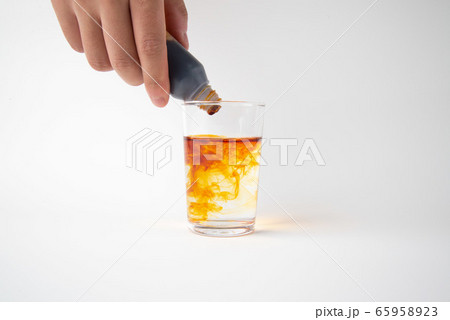 うがい薬 A cup with a gargle うがい薬 A cup with a gargle 65958923