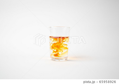 コップの水に入ったうがい薬  A cup with a gargle  65958926