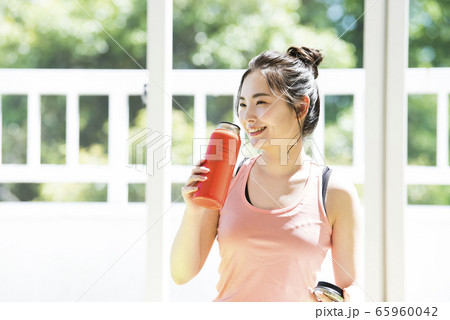 ヨガ　ホームトレーニング　水分補給 65960042