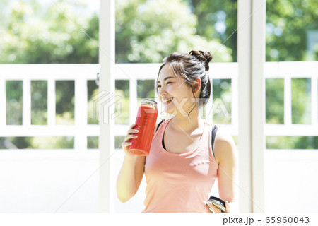 ヨガ　ホームトレーニング　水分補給 65960043