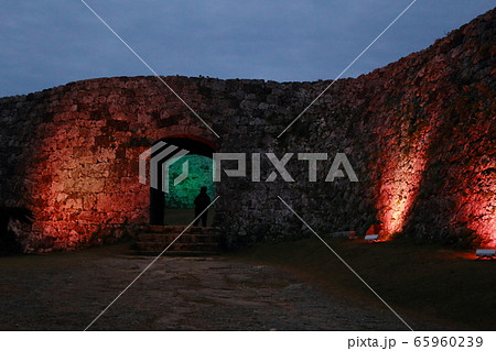 座喜味城ライトアップ城門 65960239