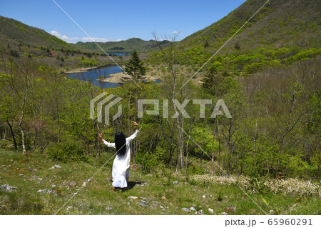 赤城山　覚満淵と女性 65960291