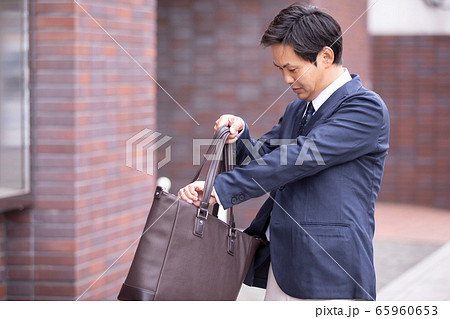 カジュアルビジネスの会社員 65960653