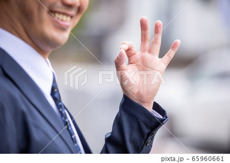 OKサインするアジア人ビジネスマン 65960661