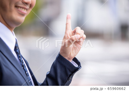 人差し指を立てるアジア人ビジネスマン 65960662