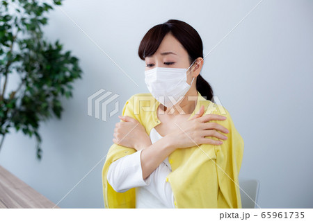 マスク　女性　ビジネスウーマン　ビジネス 65961735