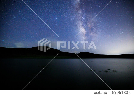 《熊本県 草千里》 草千里から見る夏の天の川と烏帽子岳 65961882