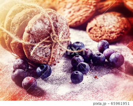 Chocolate chip cookies tied with string on shop window display 65961951
