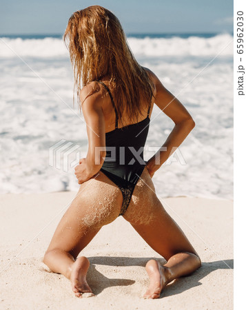 Attractive young woman, sexy model in bikini at tropical beach Attractive young woman, sexy model in bikini at tropical beach 65962030
