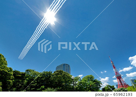 東京タワーとブルーインパルス 65962193