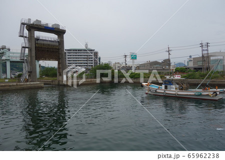 下関漁港閘門(パナマ式運河)通過中-1 65962238