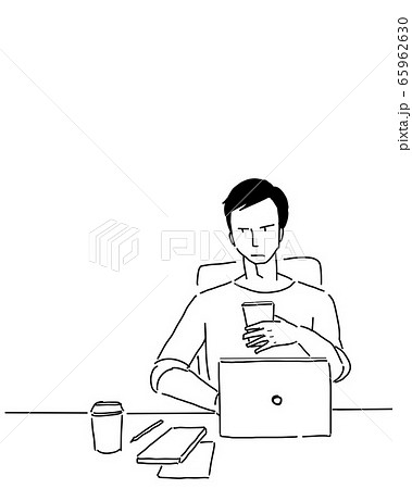 白背景にデスクに座ってパソコンをしながら携帯電話を触る白いシャツを着た若い男性（線画） 65962630