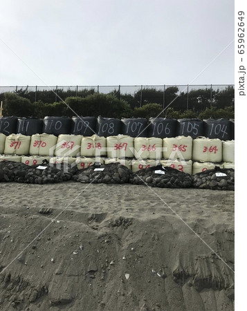 海岸に置かれたフレコン 海岸に置かれたフレコン 65962649