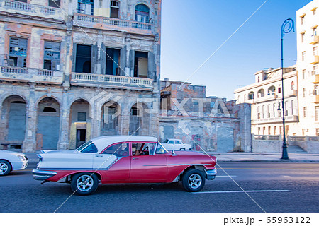 キューバ ハバナ マレコン通りを走るクラシックカー キューバ ハバナ マレコン通りを走るクラシックカー 65963122