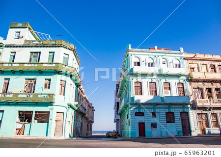 キューバ ハバナ マレコン通りの海岸が見える クラシックカー キューバ ハバナ マレコン通りの海岸が見える クラシックカー 65963201