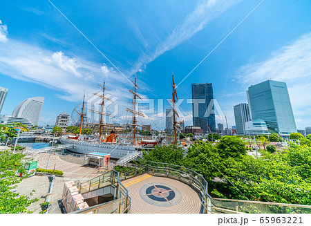 日本の横浜都市景観 変貌する桜木町駅前・日本丸や高層ビル群などを望む 日本の横浜都市景観 変貌する桜木町駅前・日本丸や高層ビル群などを望む 65963221