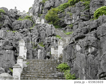Impressive stone staircase ascending the lying dragon mountain to reach the Hang Mua pagoda, one of the most beautifiul viewpoint in Ninh Binh, Vietnam 65963609