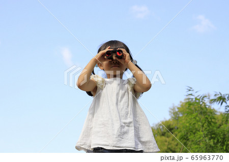 オペラグラスを使う幼児(5歳児)と青空 オペラグラスを使う幼児(5歳児)と青空 65963770