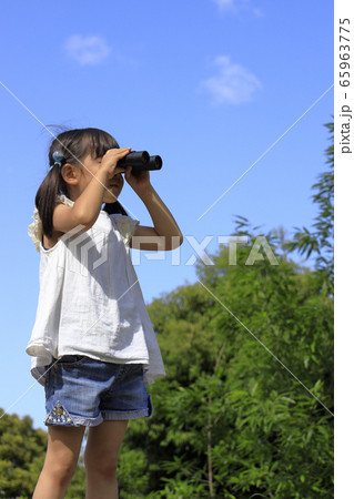オペラグラスを使う幼児(5歳児)と青空 65963775