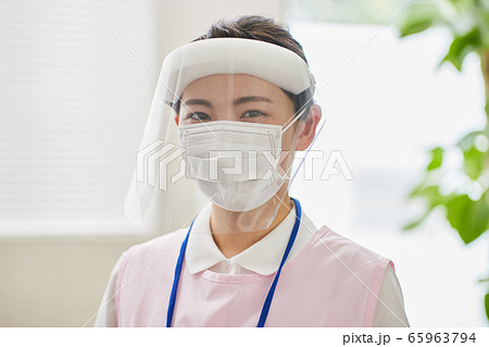 若い女性　医療　フェイスシールド　コロナ対策　感染予防 65963794