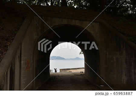 日本の広島県の大久野島の古くて美しい建物 65963887