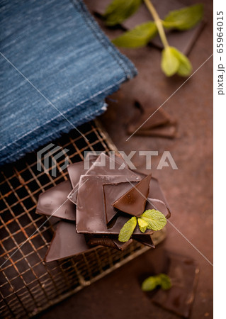 dark or milk chocolate bars with green mint leaf dark or milk chocolate bars with green mint leaf 65964015