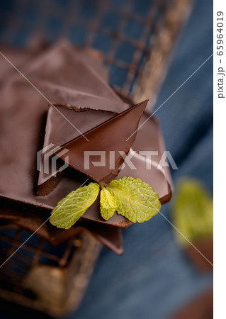 dark or milk chocolate bars with green mint leaf dark or milk chocolate bars with green mint leaf 65964019