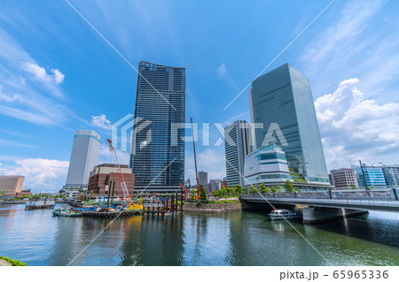 日本の横浜都市景観　変貌する横浜ベイエリア（ホテルやタワーマンション、横浜市役所など） 65965336