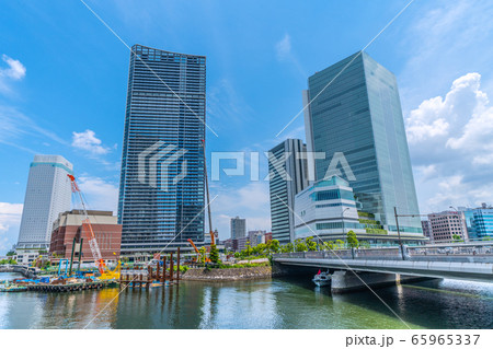 日本の横浜都市景観　変貌する横浜ベイエリア（ホテルやタワーマンション、横浜市役所など） 65965337