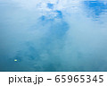 水面に映る空 65965345
