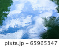 水面に映る空 65965347