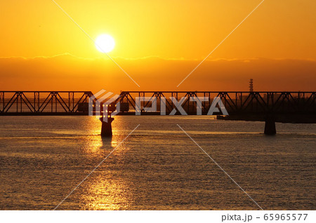 朝日が昇り、空がオレンジ色になった 65965577