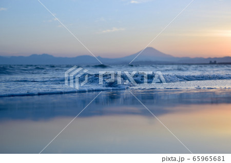 夕焼けの海の波打ち際 65965681