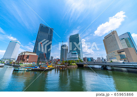 日本の横浜都市景観　変貌する桜木町駅前（ホテルやタワーマンション、横浜市役所など） 65965866