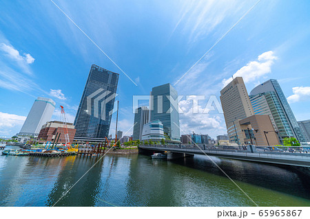 日本の横浜都市景観　変貌する桜木町駅前（ホテルやタワーマンション、横浜市役所など） 65965867