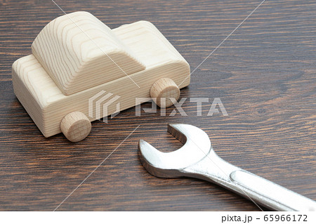 車と整備用レンチ 車の整備イメージ 車と整備用レンチ 車の整備イメージ 65966172