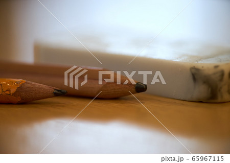 鉛筆と消しゴムのアップ 65967115