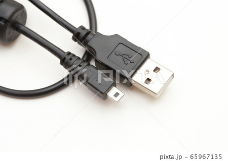 USBケーブル　白背景　スタジオ撮影　コピースペース 65967135