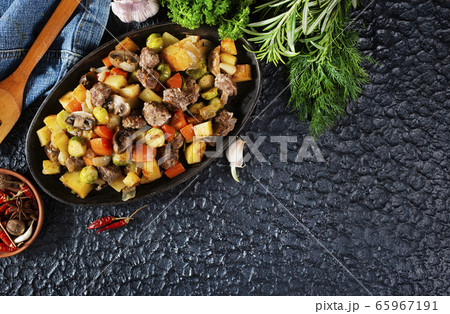 vegetabkes with meatballs 65967191