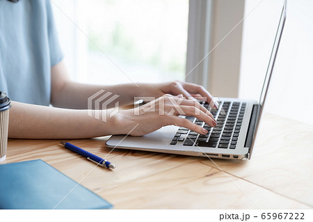 ノートパソコンを操作する若い女性の手元 65967222