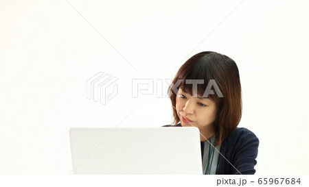 リモートで仕事をする女性 コピースペース有 リモートで仕事をする女性 コピースペース有 65967684