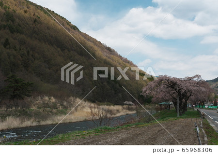 新緑の木曽川「水の始発駅公園」と東屋 新緑の木曽川「水の始発駅公園」と東屋 65968306