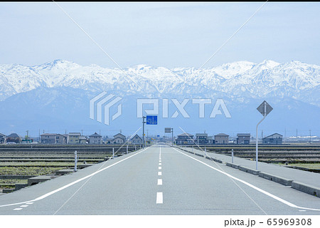 富山の美しい景色　一本道と立山連峰 65969308