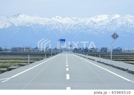 富山の美しい景色　一本道と立山連峰 65969310