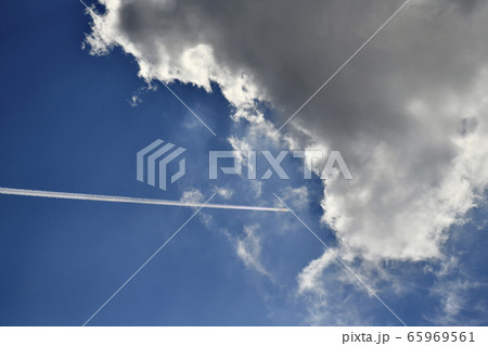 日本の雲風景 虹色に輝く飛行機雲と青空の写真素材 [65969561] - PIXTA