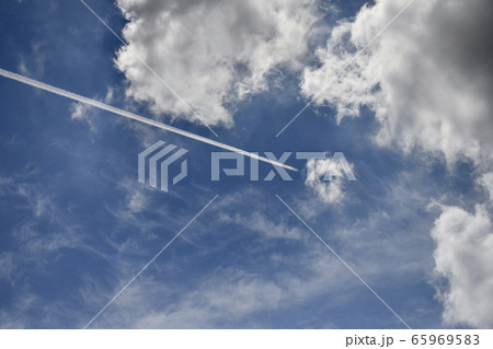 日本の雲風景 虹色に輝く飛行機雲と青空の写真素材 [65969583] - PIXTA