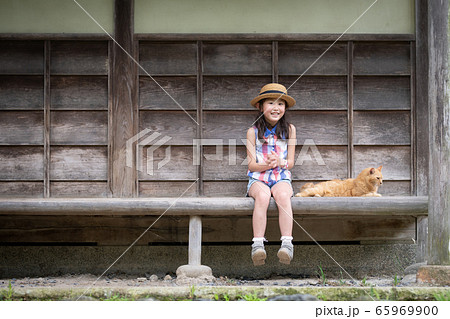のんびり過ごす猫と少女 65969900
